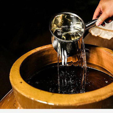 茅公坊大讲堂：今年冬季冷得早，为什么酱酒适合冬天喝？有什么好处？