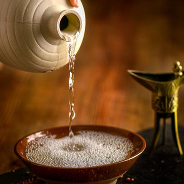 茅公坊大讲堂：白酒为什么会发黄？发黄的都是老酒？白酒这个冷知识你知道吗