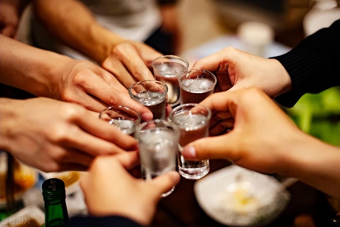 茅公坊大讲堂：酒桌谨记：白酒、红酒、啤酒不要混着喝！