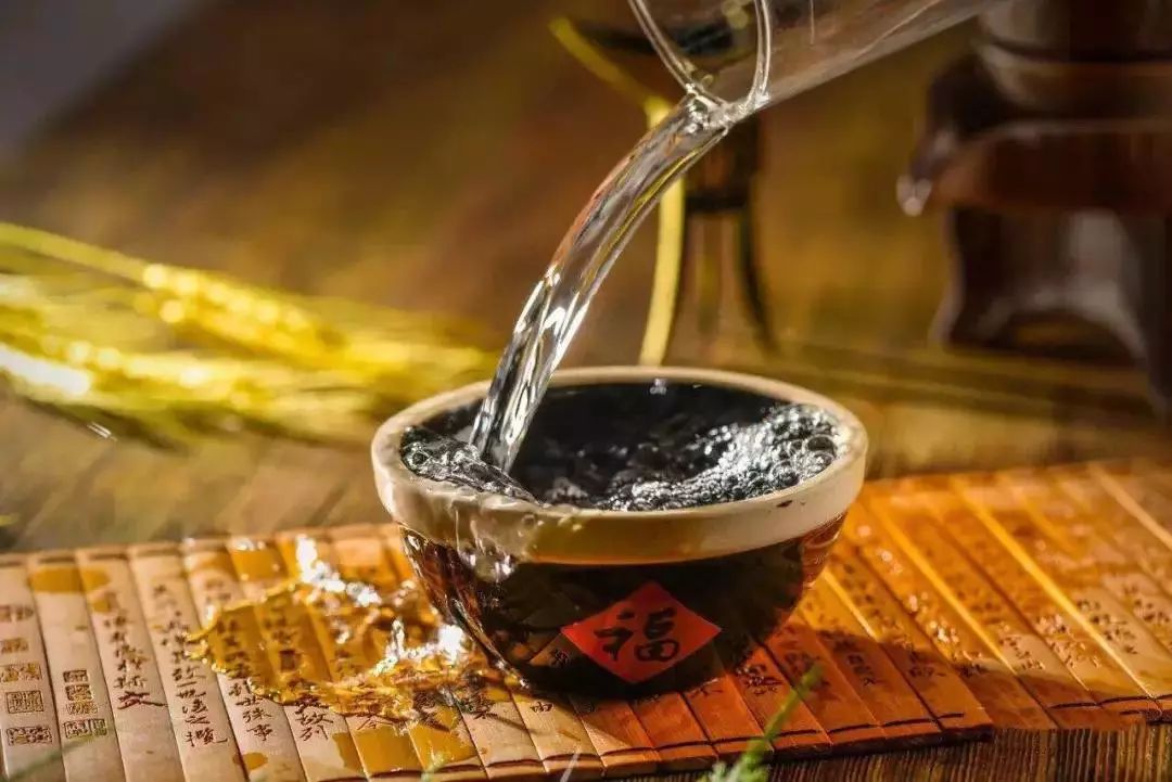茅公坊大讲堂：人到中年，为什么都开始喜欢喝点酱酒？